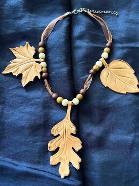 NECKLACE LEATHER TREE LEAVES TAN WITH WHITE/LT BROWN/DARK BROWN BEADS ON SILK